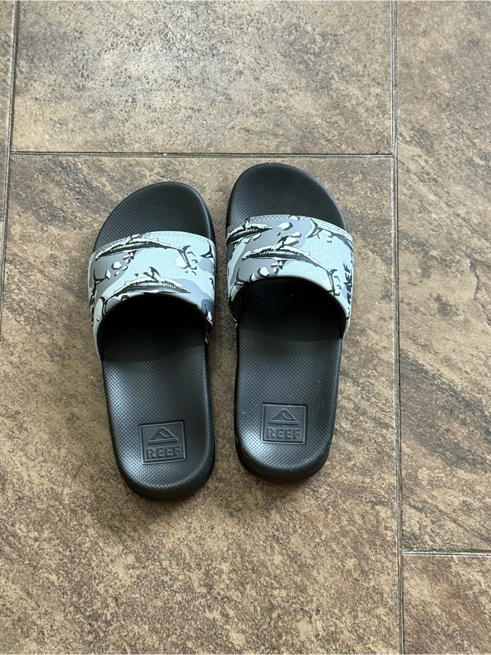 Kids reef slides size 4